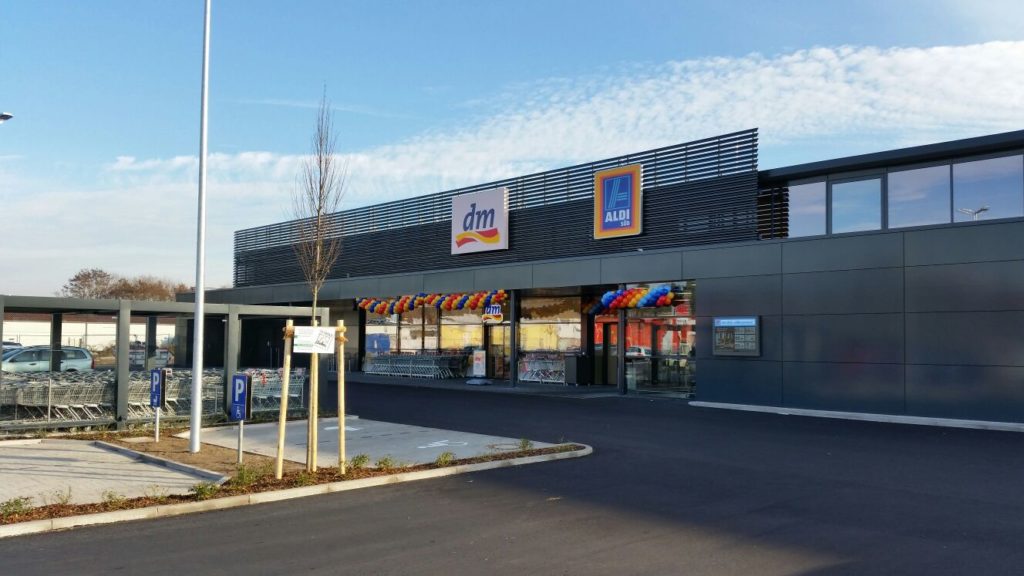 Eingang des neuen Einkaufszentrums in Stutensee-Blankenloch mit dm und Aldi, dekoriert mit Luftballons.