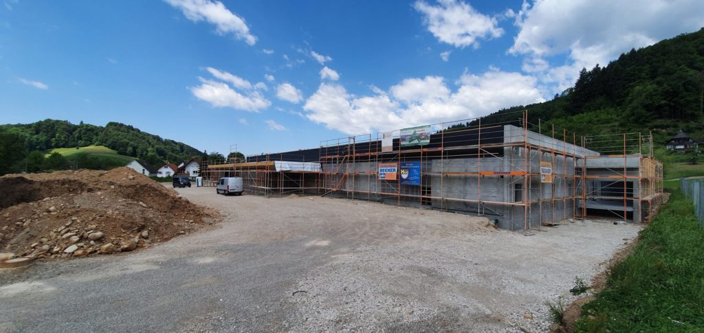 Baufortschritt des neuen REWE-Lebensmittelmarktes in Glottertal mit Gerüst und umliegender Baustelle.